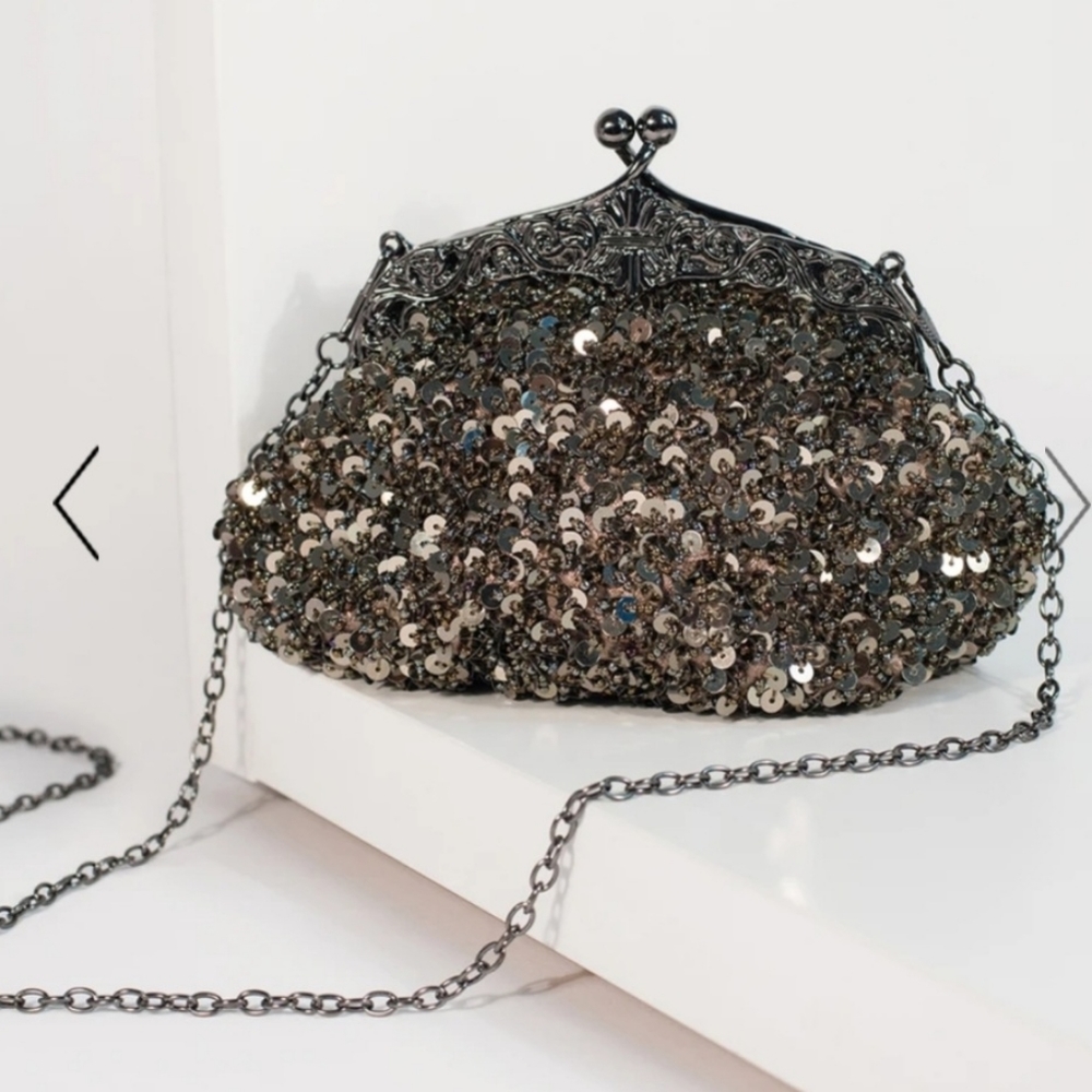 Small sequined clutch